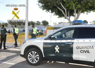Agentes de patrulla de la Guardia Civil