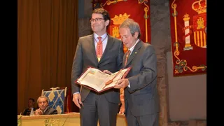 Fernando Mayoral, recibiendo la medalla de oro de la ciudad de Salamanca por parte del ex acalde, Alfonso Fernández Mañueco