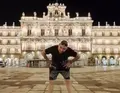 John Cobra, en la Plaza Mayor de Salamanca.