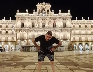 John Cobra, en la Plaza Mayor de Salamanca.