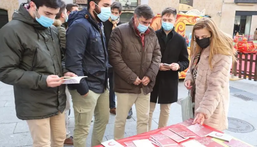 Nuevas Generaciones reparte ejemplares de la Carta Magna en la plaza del Liceo para celebrar el Día de la Constitución