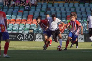 Diego Benito, ante el Atlético Bembibre | FOTO ANDREA MATEOS