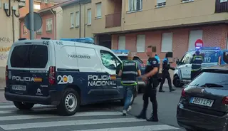 Revuelo y confusión en el barrio de Los Bloques ante un tiroteo