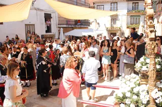 Misa y procesión y ofertorio con bailes tradicionales en Sequeros