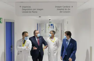 El presidente de la Junta de Castilla y León, Alfonso Fernández Mañueco, y el consejero de Sanidad, Alejandro Vázquez, visitan el Hospital de Salamanca. ICAL