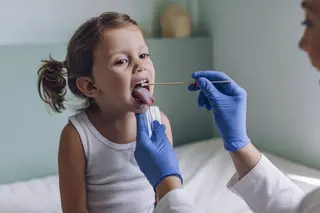 Niña durante una prueba de coronavirus. Europa Press