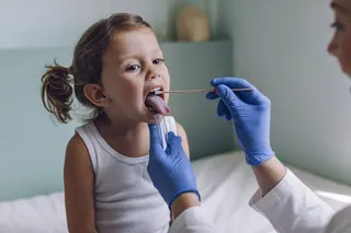 Niña durante una prueba de coronavirus. Europa Press