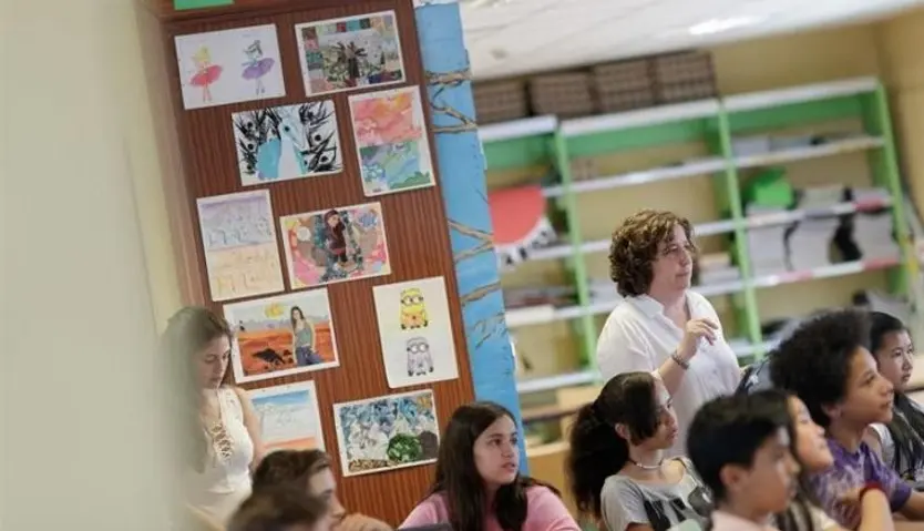 Una profesora durante una clase en un instituto madrileño. Foto de archivo