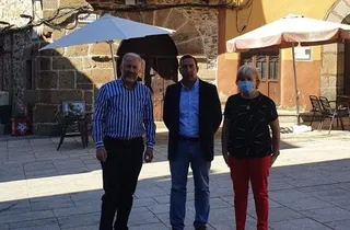 El alcalde de Sotoserrano, Sebastián Requejo, primero izda., durante una visita de Eloy Ruiz