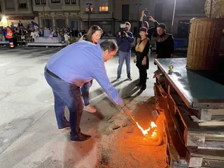 El alcalde Roberto Martín encendiendo la hoguera de San Juan en Guijuelo