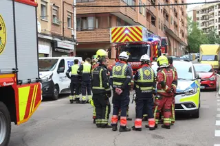 Incendio en una vivienda de la calle Candelario. Bomberos, Policía Local y Nacional. Foto Carlos H.G
