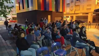 Público en el cine corto de verano en el barrio del Oeste. Foto de archivo