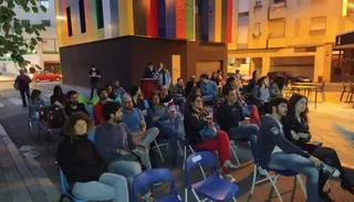 Público en el cine corto de verano en el barrio del Oeste. Foto de archivo