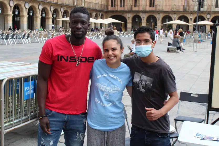 Papa Wallx, Cristina Martín y Claudio Cornejo en la Plaza Mayor. Foto S24H.