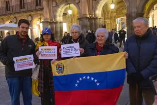 Concentración por la paz en Venezuela en la Plaza Mayor de Salamanca. | Mateo G.J.