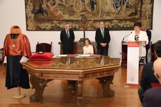 Acto de donación del traje académico y medalla de la Universidad de Salvador Sánchez-Terán