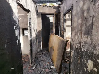 Un incendio destruye una vivienda en la calle Limón de Pizarrales