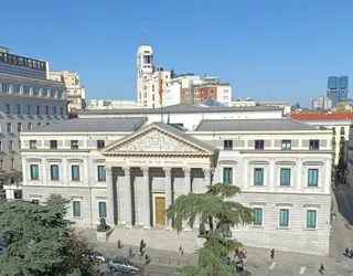 Fachada principal de la sede del Congreso, con la Puerta de los Leones - EUROPA PRESS - Archivo