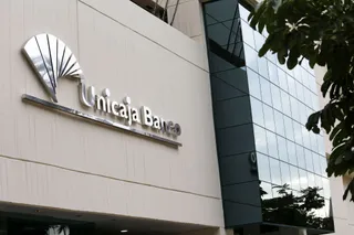 Fachada de una sede de Unicaja Banco