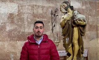 Javier Marcos, alcalde de la Vellés junto a la imagen de San Juan