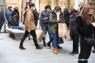 Gente paseando por la calle con mascarilla durante la pandemia del Covid-19 en Salamanca
