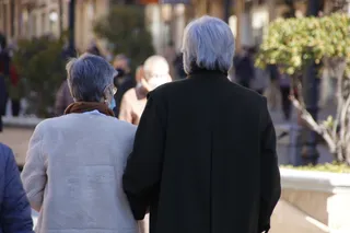 Gente por las calles de Salamanca en invierno