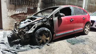 Vehículos calcinados en el incendio de un parking privado en la calle Gómez Arias. Fotos S24H