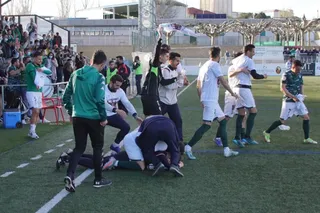 El cuerpo técnico del Guijuelo celebra el ascenso | FOTO SALAMANCA24HORAS.COM