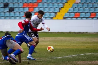 Tomi Lupidio dispara para hacer el 1-0 contra el Langreo | FOTO MATEO GJ