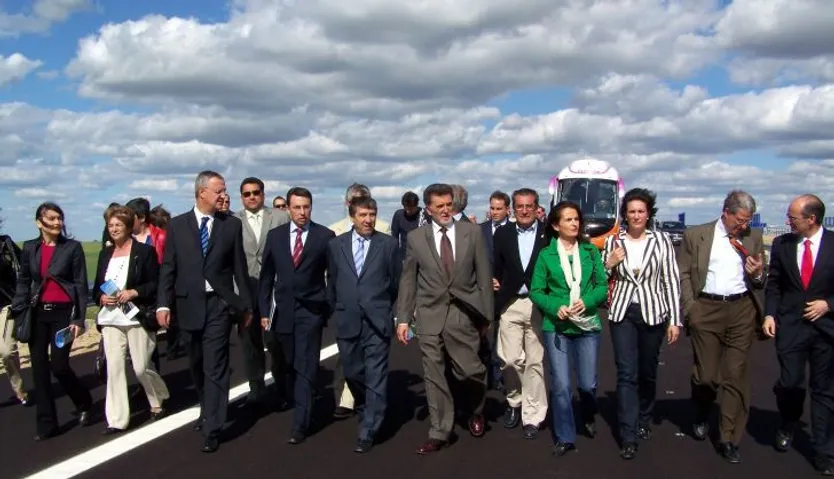 El delegado del Gobierno en Castilla y León, Miguel Alejo (C), acompañado del ex-ministro de Trabajo y diputado del PSOE por Salamanca, Jesús Caldera (I) y otras autoridades, durante la apertura de 16 kilómetros más de la A-50 entre Peñaranda de Bracamonte y Ventosa del Río Almar. ICAL