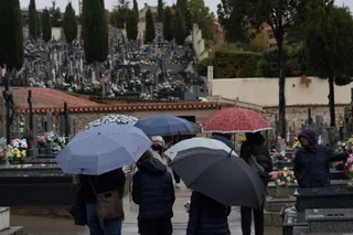 Lluviosa mañana de todos los santos en el Cementerio San Carlos Borromeo de Salamanca | Mateo G.J.