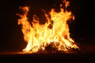 Tradicional hoguera de San Juan en el barrio de El Zurguén