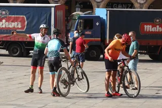 Grupo de ciclistas en la Plaza Mayor. Foto S24H