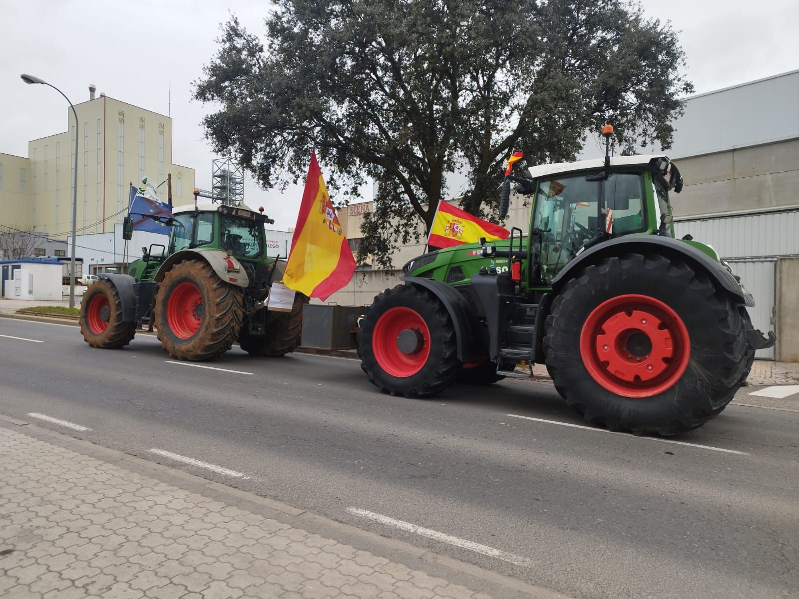 Tractores en avenida Juan Pablo II
