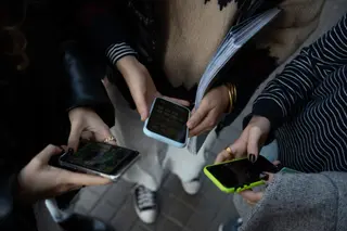 Varias personas usan el teléfono móvil - David Zorrakino - Europa Press - Archivo