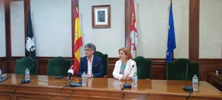 La subdelegada de Gobierno, Rosa López, con el alcalde de Béjar, Luis Francisco Martín, en una visita institucional (3)