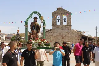 Procesión y vino popular en Carbajosa de la Sagrada