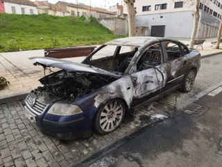 GALERÍA | Un coche arde en la calle Mayor de Chamberí