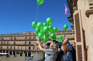 Suelta De Globos Desde El Ayuntamiento De Salamanca Por El Día Mundial Del Alzheimer | Salamanca24horas