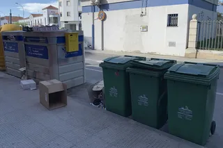 Estado de algunos contenedores repletos de desperdicios en Peñaranda