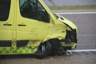 Herida una mujer tras una colisión entre un coche y una ambulancia | S24H