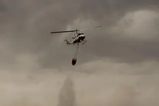 Helicóptero Soltando Agua En Un Incendio De Guijuelo. Asier Galache