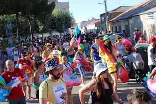 Desfile de peñas en Castellanos de Moriscos. ARCHIVO 