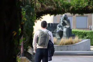 Persona paseando por Salamanca
