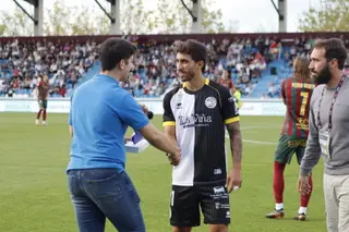 Álvaro Gómez recibe el premio al jugador del mes.