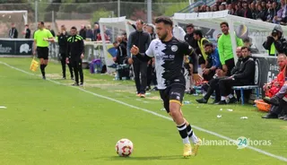 Jonny conduce el balón ante el Sestao River | FOTO BELÉN HURTADO