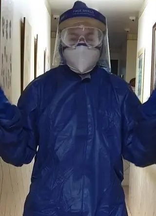 Khadija Belghali durante la pandemia trabajando en una residencia.