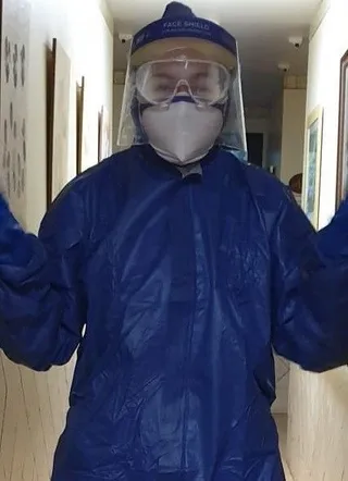 Khadija Belghali durante la pandemia trabajando en una residencia.