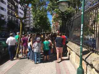Concentración de padres y alumnos en protesta por el despido de un profesor