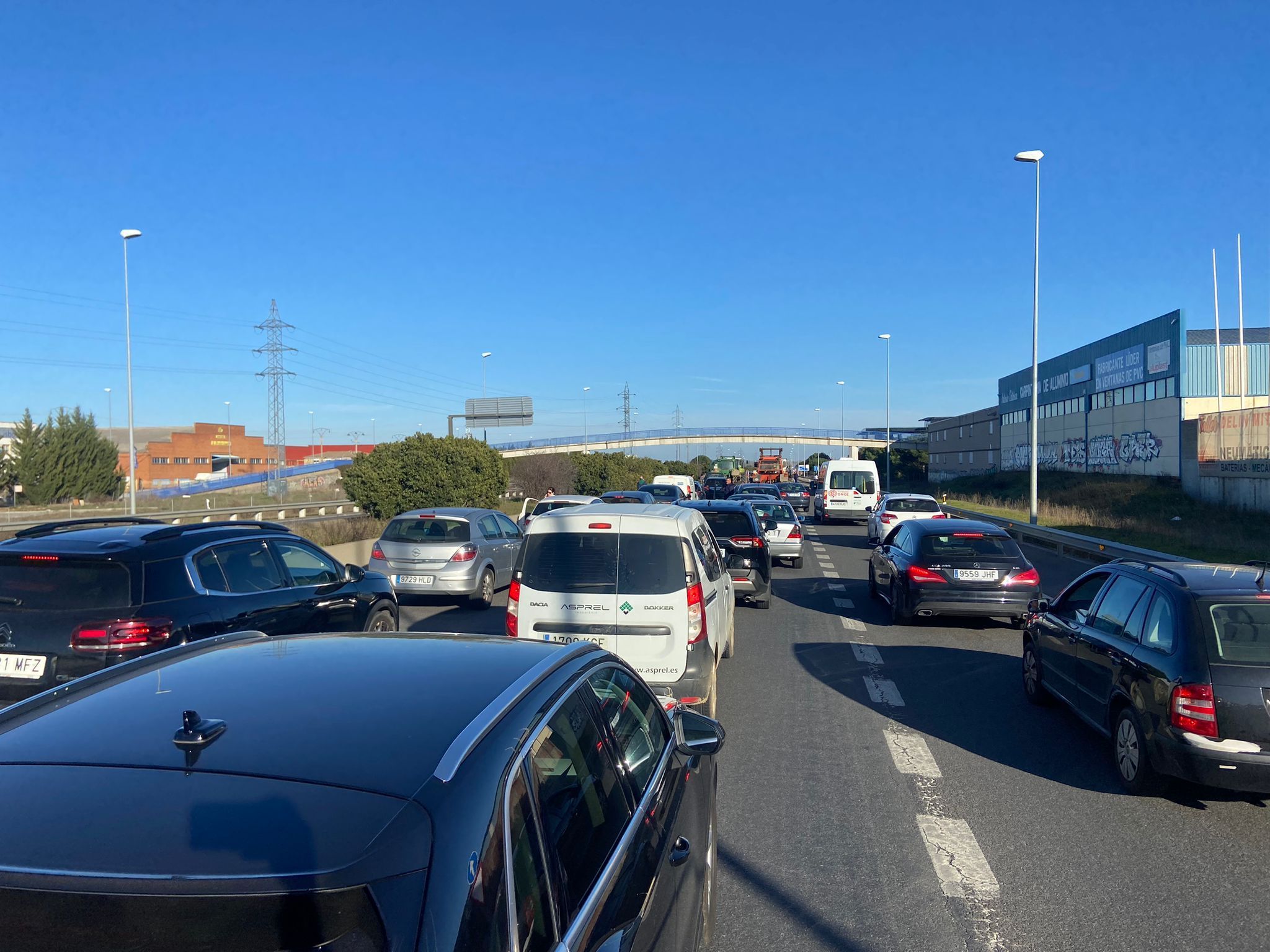 Entrada de Carbajosa colapsada por la tractorada durante la tarde de este martes